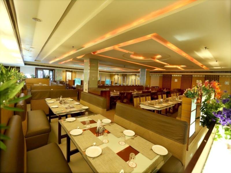 Hotel Sitara Grand Haiderabad Buitenkant foto